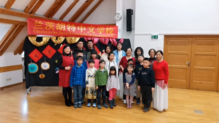 SchulerInnen und LehrerInnen auf dem Laternenfest 元宵节联欢会参会学生及老师合影