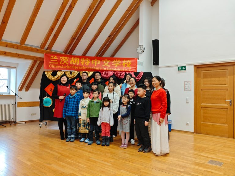 SchulerInnen und LehrerInnen auf dem Laternenfest 元宵节联欢会参会学生及老师合影